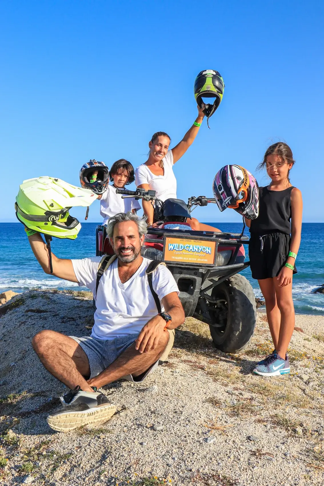 Familia posando junto a su ATV en la playa