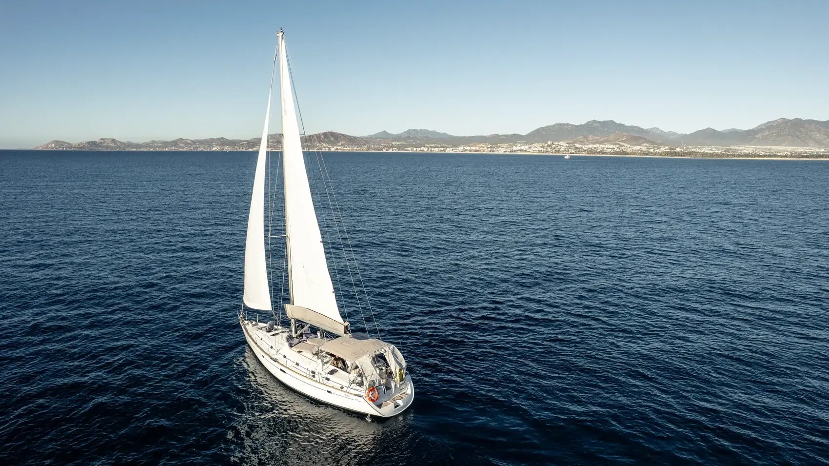 Velero Aura navegando a vela frente a la costa de San José del Cabo, vista aérea