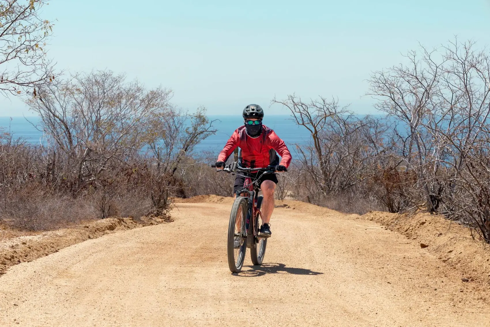 Ciclista en el bike track con vista al mar