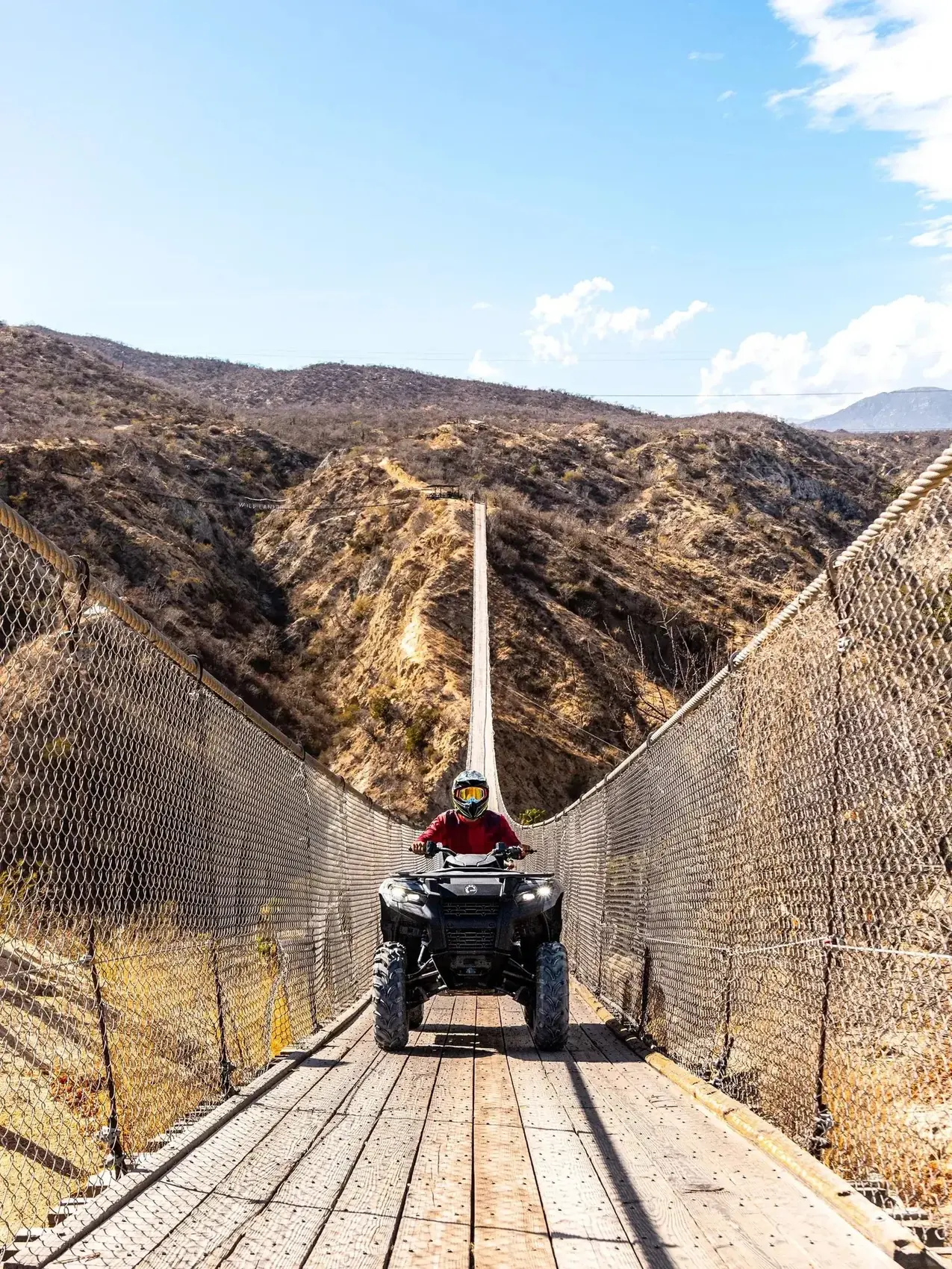 Vista desde el ATV cruzando el puente colgante de Wild Canyon