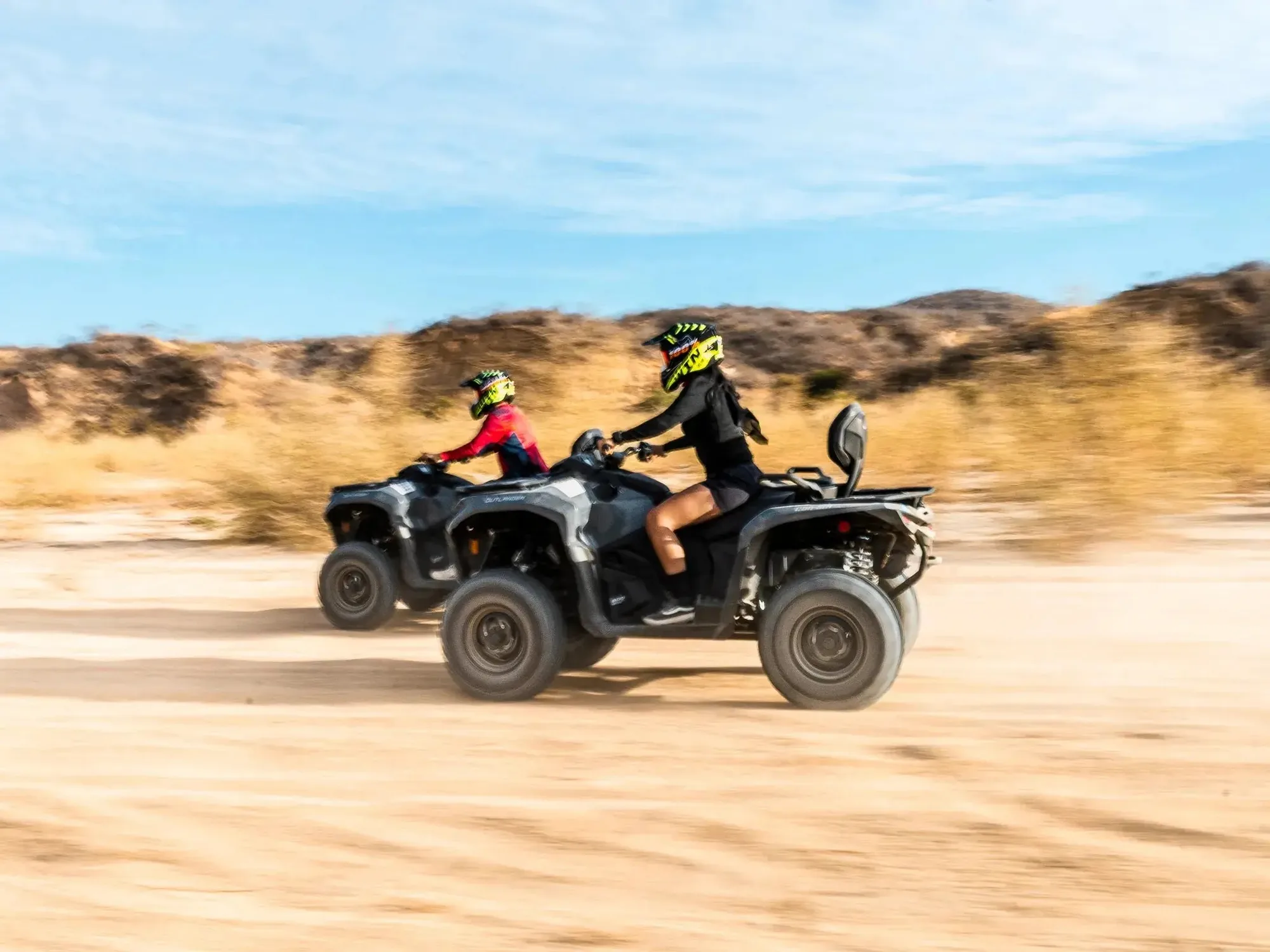 Dos ATV a toda velocidad en el desierto abierto