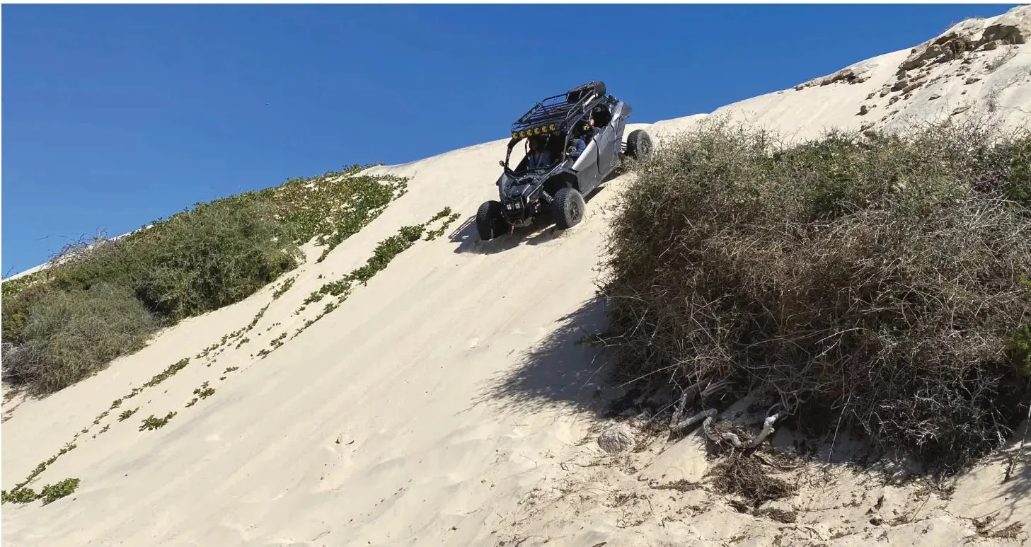 Can-Am UTV subiendo una duna de arena costera