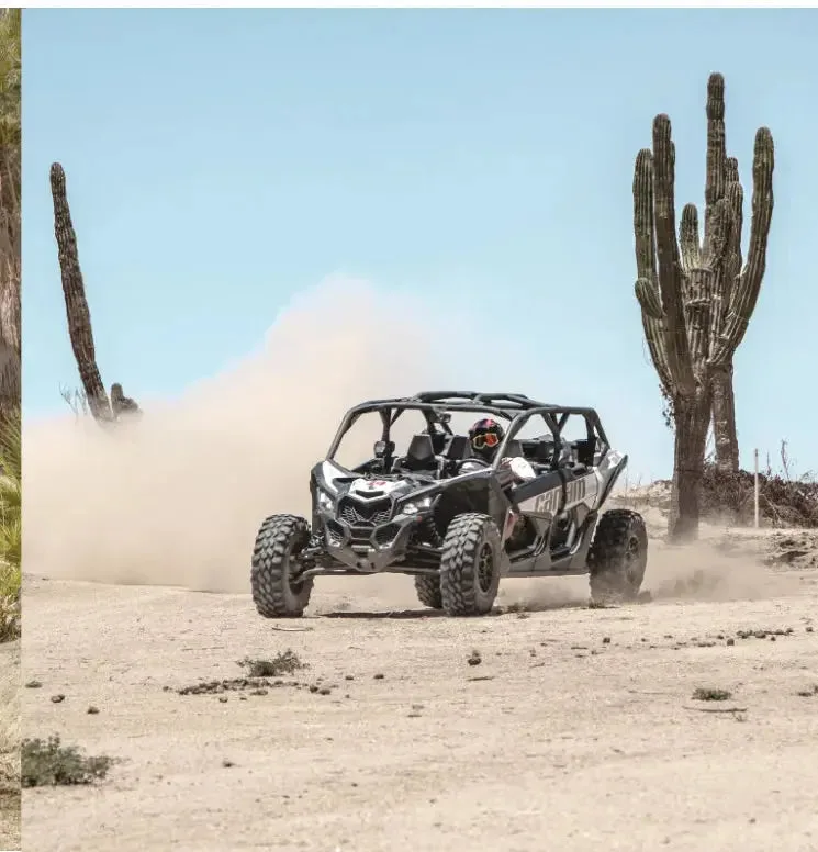 Can-Am UTV levantando polvo entre cardones del desierto de Baja