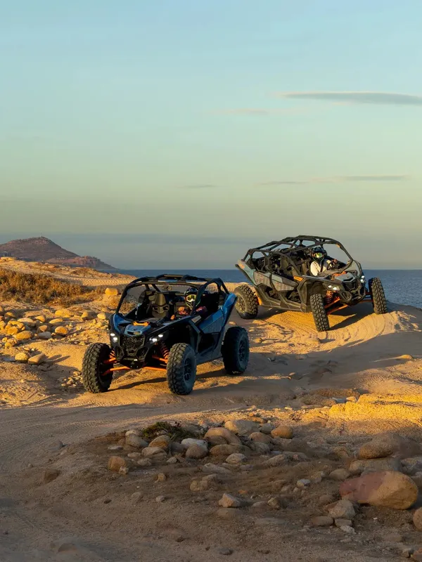 Vehículo Can-Am UTV en un acantilado al atardecer