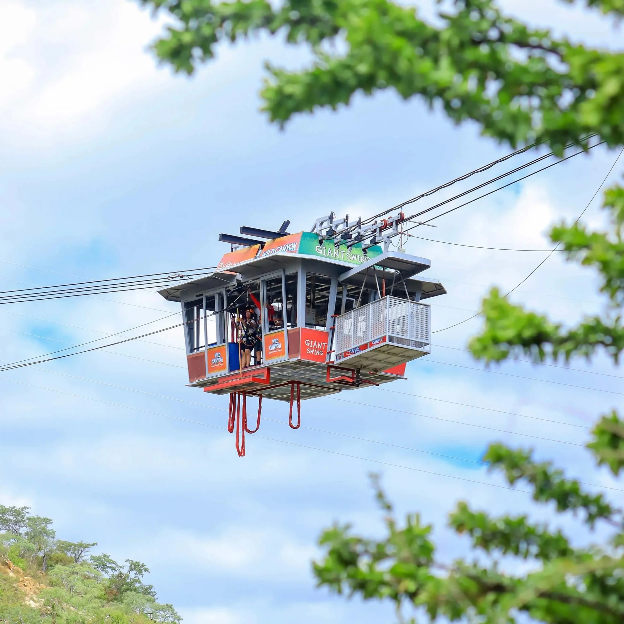 La gondola de Wild Canyon suspendida sobre el canon, usada tanto para Bungee Jump como para Giant Swing