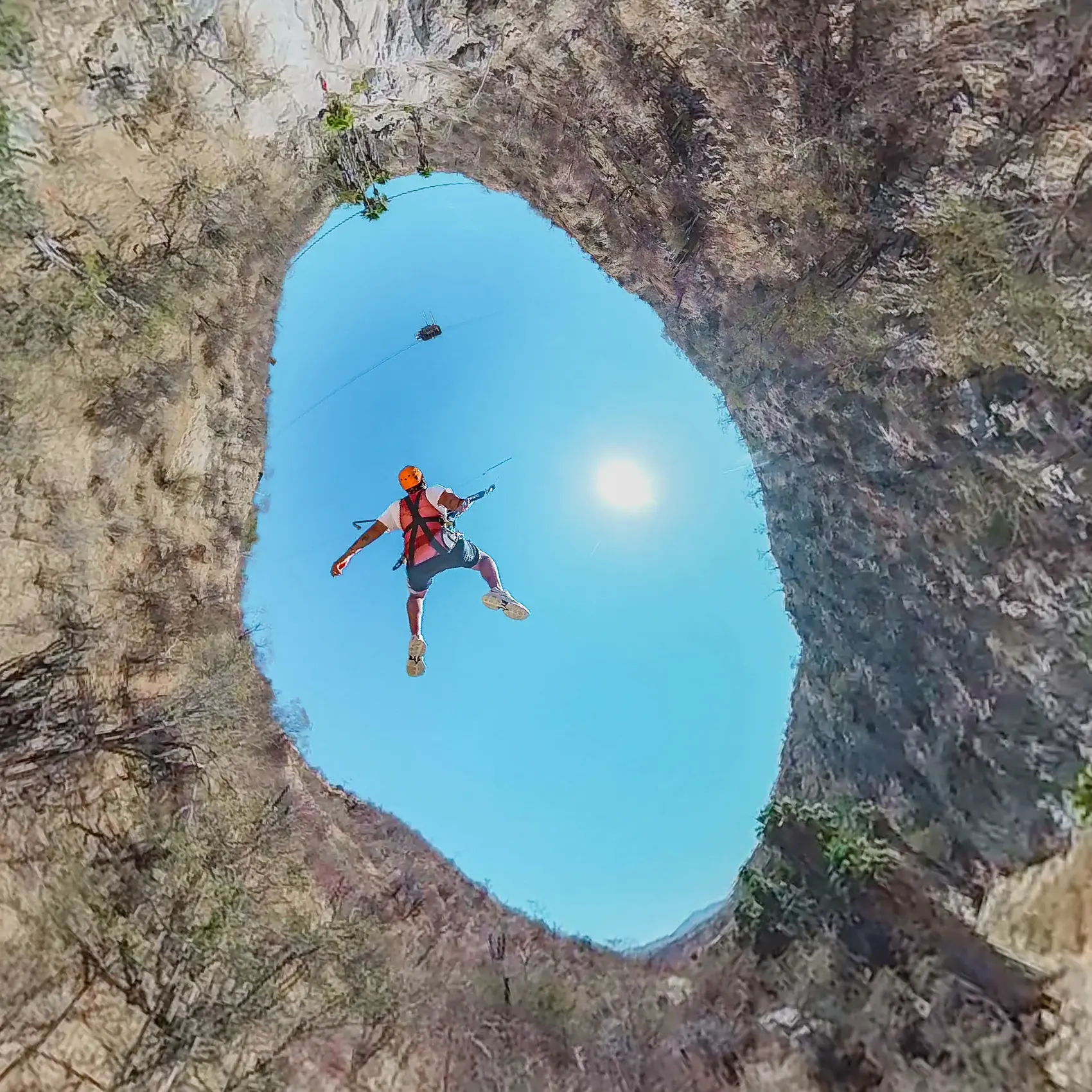 Vista desde abajo del canon con persona en el Giant Swing contra el cielo