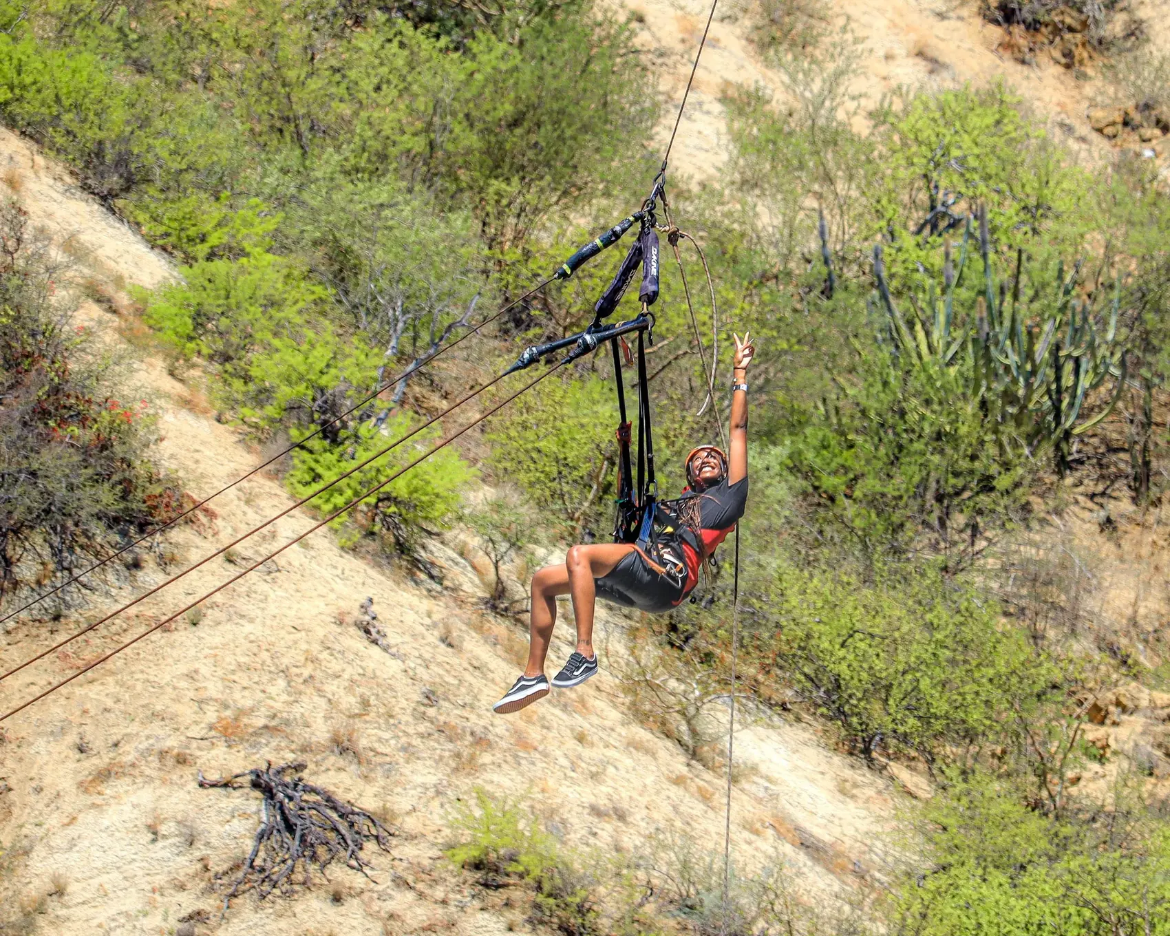 Persona sola en el Giant Swing con vegetacion del canon de fondo