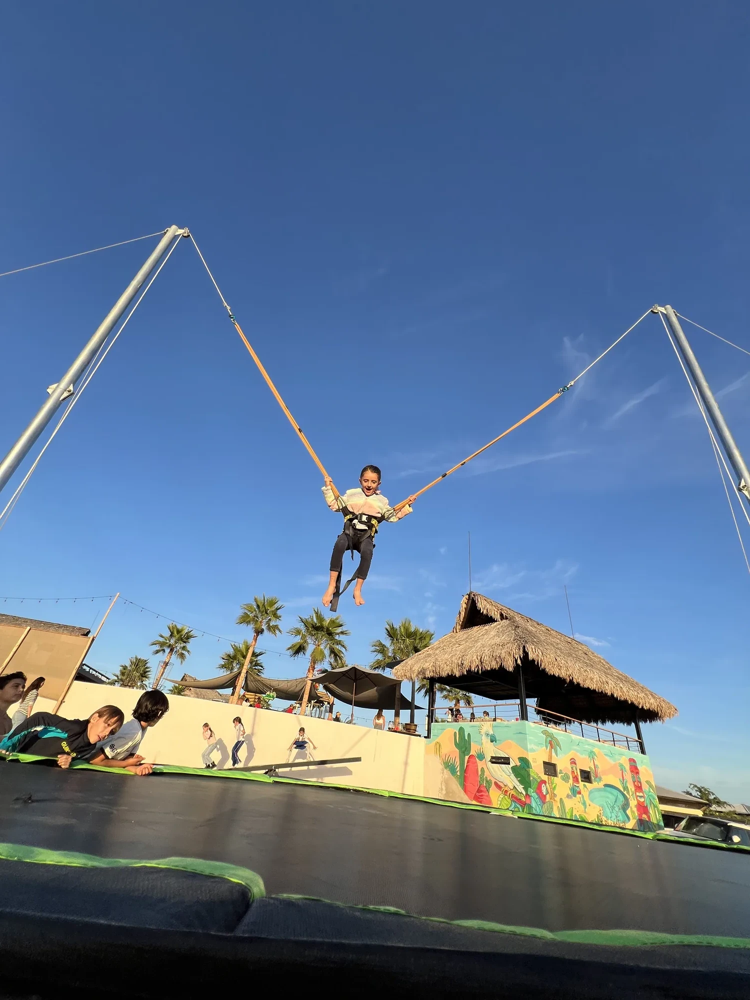 Niña saltando en el hyper-bungy