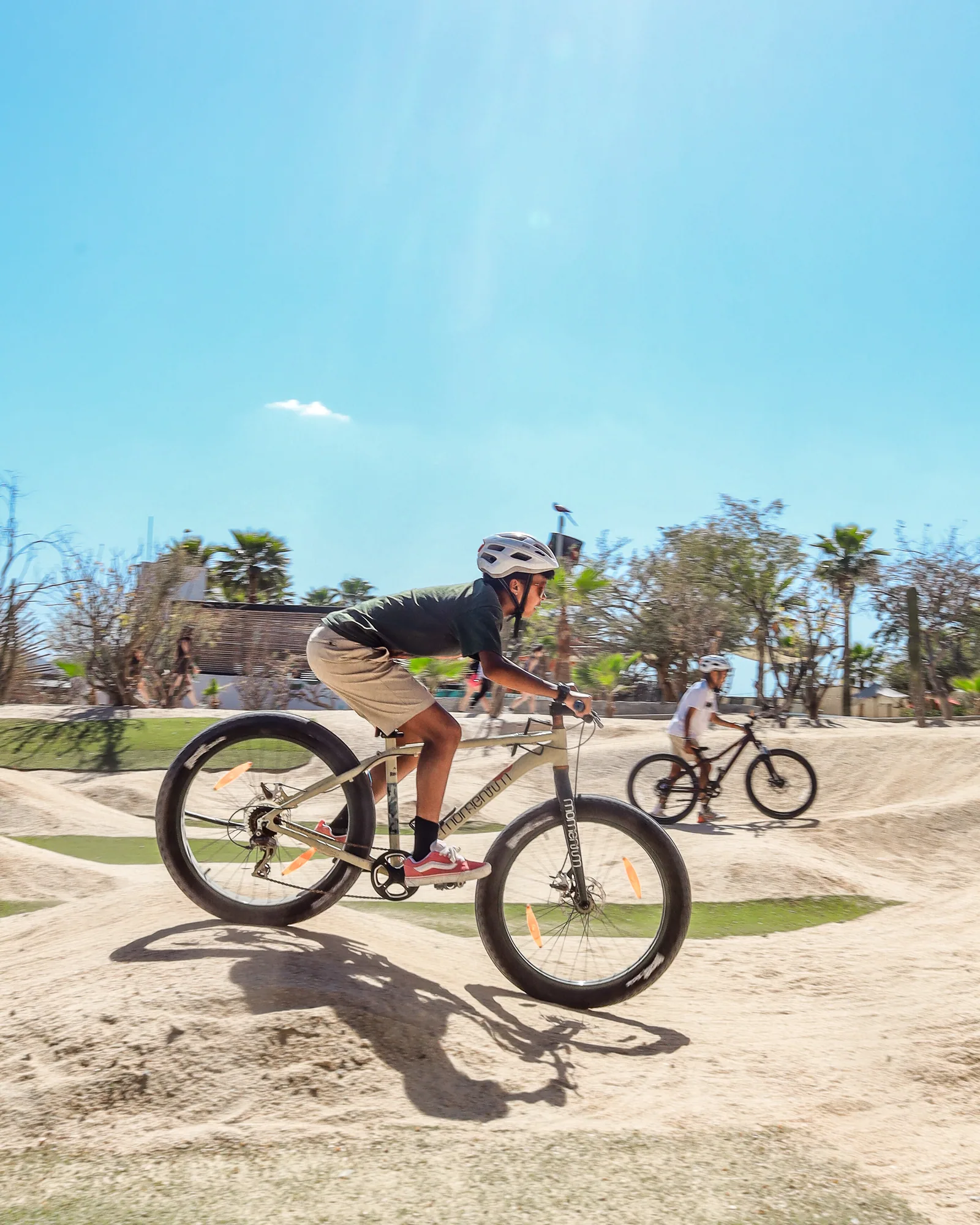 Niño en bicicleta en el pump track
