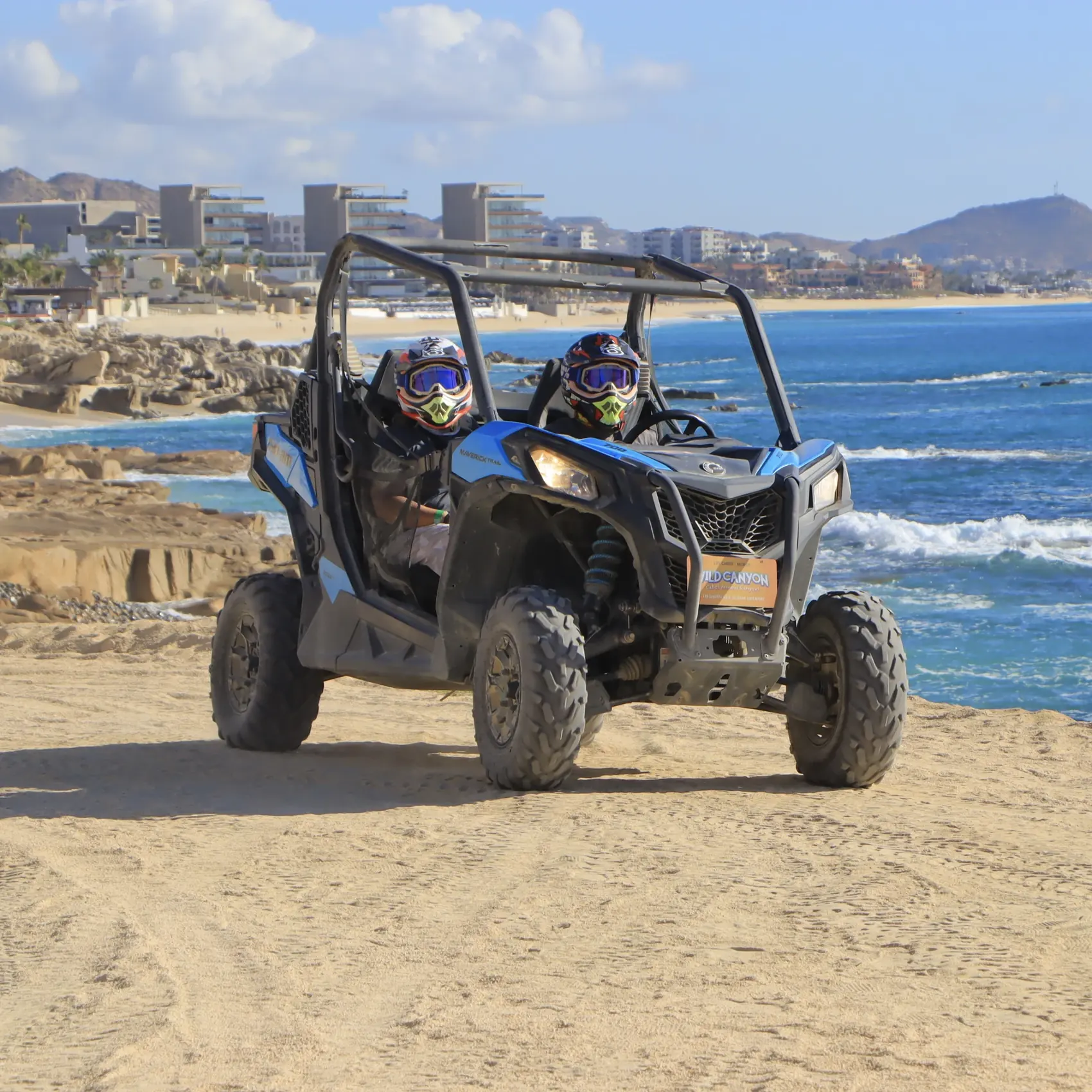 UTV Can-Am sobre un acantilado rocoso con el skyline de Cabo de fondo