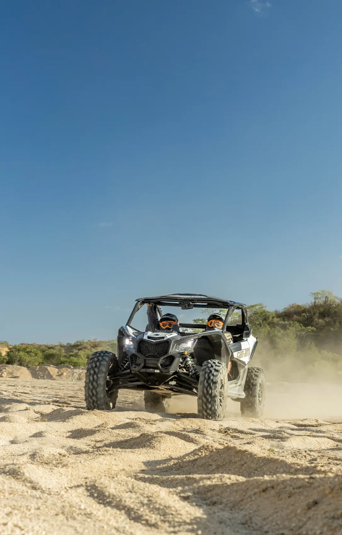 UTV Can-Am acelerando de frente por el desierto