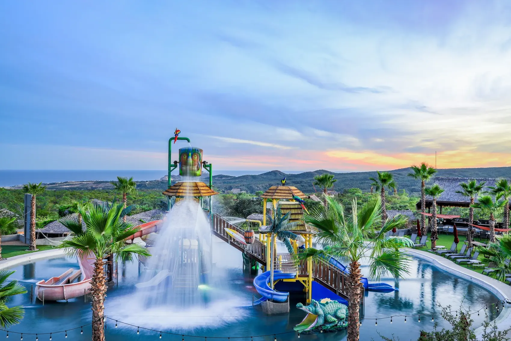 Toboganes del Aqua Park Wagoona al atardecer