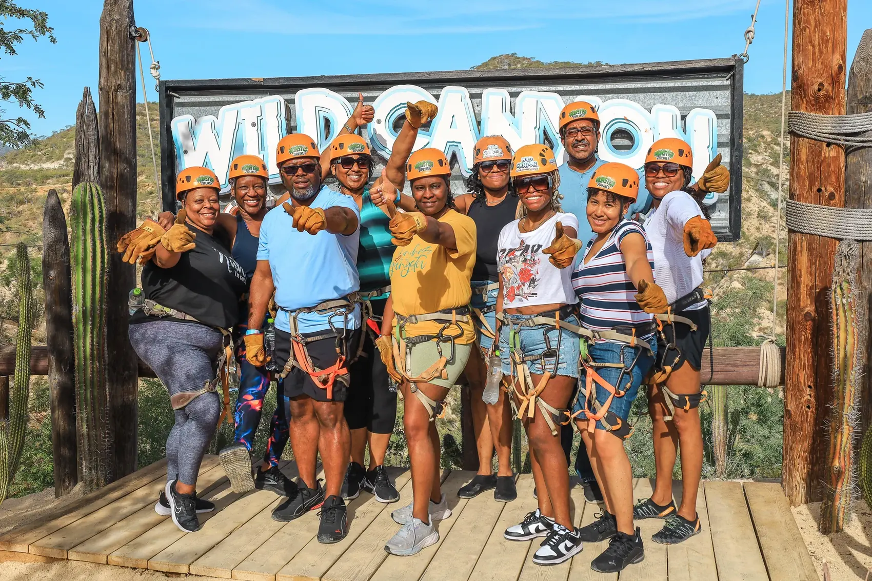 Grupo grande posando junto al letrero de Wild Canyon
